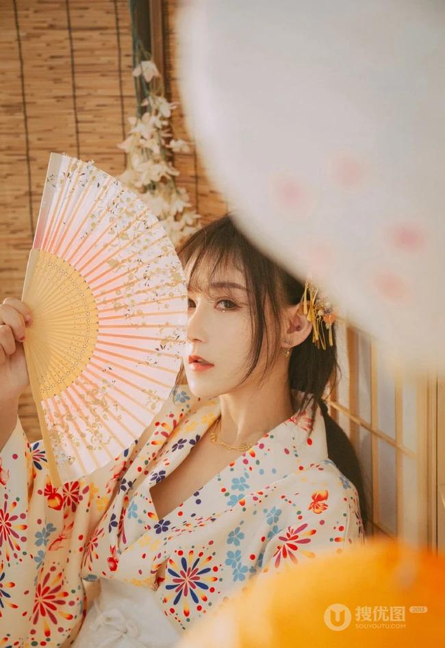 单手拿扇，或执伞的和服装女生日式榻榻米唯美摄影写真