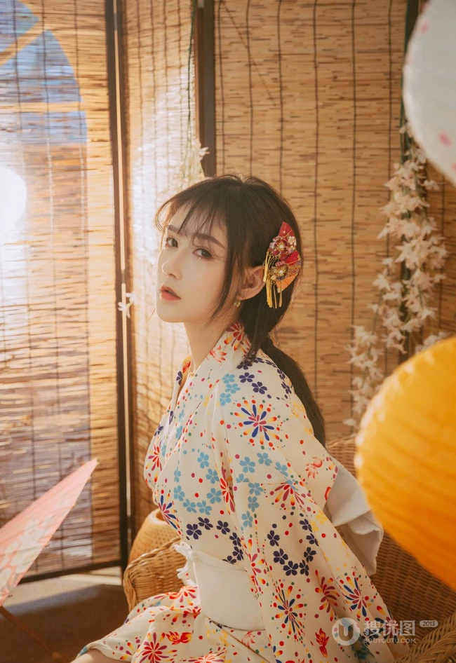 单手拿扇，或执伞的和服装女生日式榻榻米唯美摄影写真