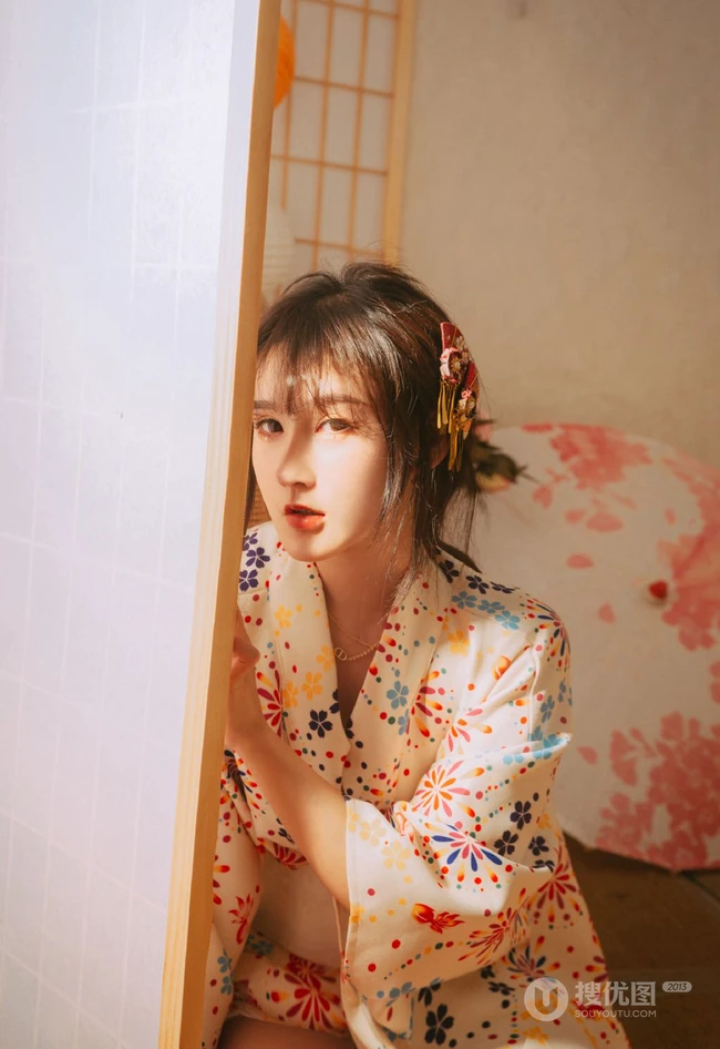 单手拿扇，或执伞的和服装女生日式榻榻米唯美摄影写真