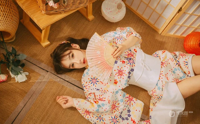 单手拿扇，或执伞的和服装女生日式榻榻米唯美摄影写真