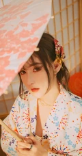 单手拿扇，或执伞的和服装女生日式榻榻米唯美摄影写真