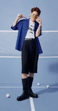 姚琛化身网球小王子，身着时尚个性秋冬运动服饰，帅气十足