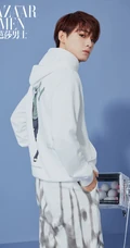 姚琛化身网球小王子，身着时尚个性秋冬运动服饰，帅气十足