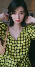 乔欣慵懒气质V领格纹连衣衫写真图片