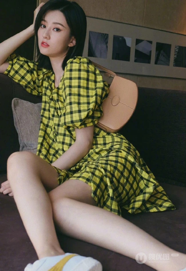 乔欣慵懒气质V领格纹连衣衫写真图片