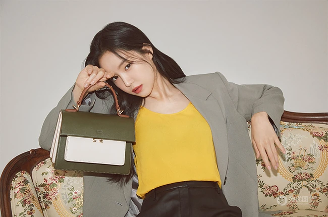 韩国女生艺人孙娜恩时尚气质秋装服饰写真图片