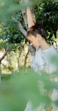 袁姗姗身着印花白裙清新清新户外公园写真图片