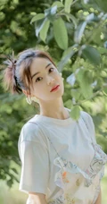 袁姗姗身着印花白裙清新清新户外公园写真图片