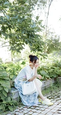 袁姗姗身着印花白裙清新清新户外公园写真图片