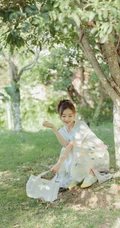 袁姗姗身着印花白裙清新清新户外公园写真图片