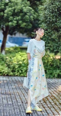 袁姗姗身着印花白裙清新清新户外公园写真图片