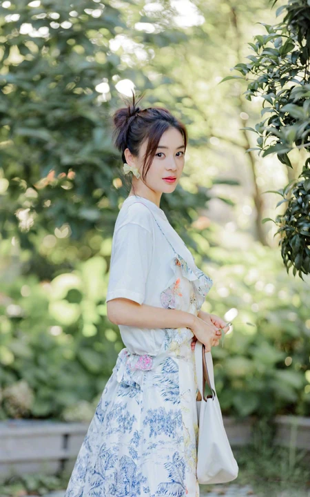 袁姗姗身着印花白裙清新清新户外公园写真图片