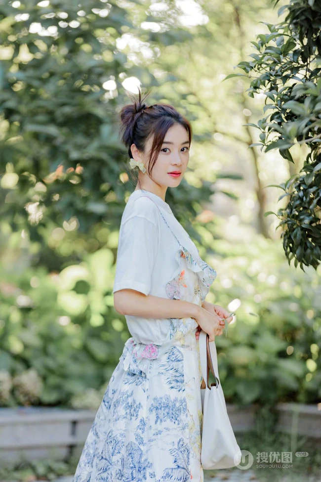 袁姗姗身着印花白裙清新清新户外公园写真图片