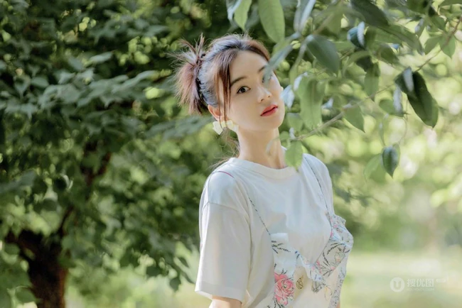 袁姗姗身着印花白裙清新清新户外公园写真图片