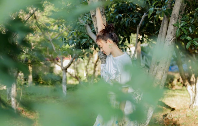 袁姗姗身着印花白裙清新清新户外公园写真图片