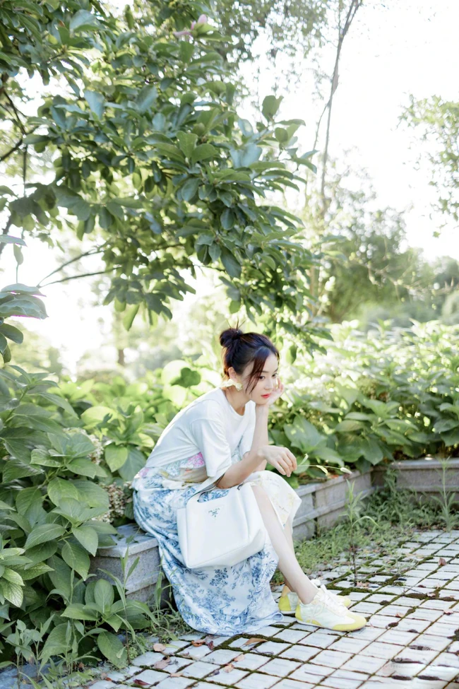 袁姗姗身着印花白裙清新清新户外公园写真图片