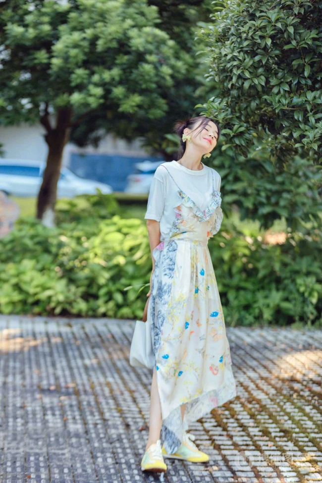 袁姗姗身着印花白裙清新清新户外公园写真图片