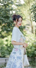 袁姗姗身着印花白裙清新清新户外公园写真图片