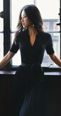 天生丽质，妩媚动人，女生朱珠全黑look紧身衣百叶裙气质室内图片