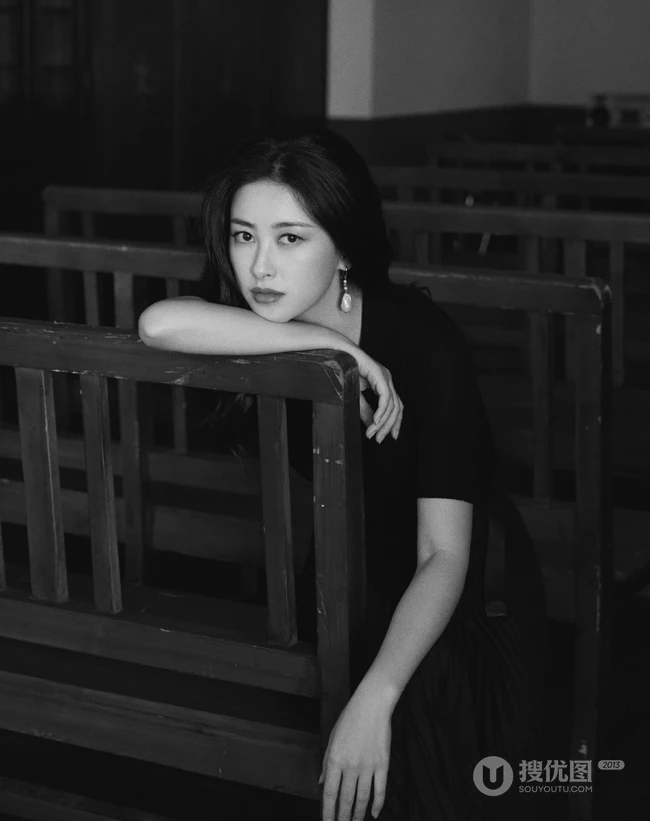 天生丽质，妩媚动人，女生朱珠全黑look紧身衣百叶裙气质室内图片