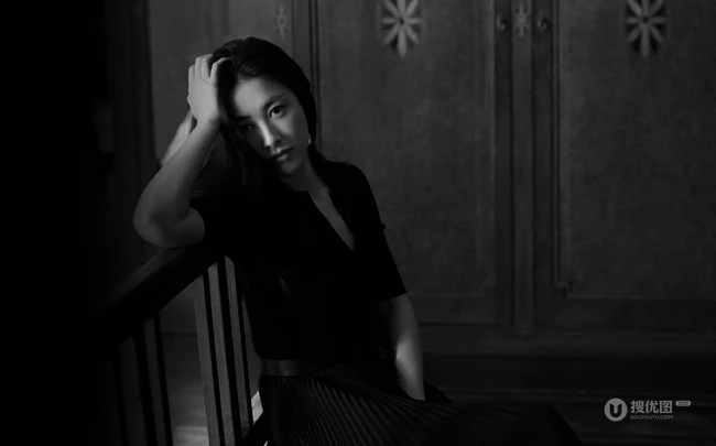 天生丽质，妩媚动人，女生朱珠全黑look紧身衣百叶裙气质室内图片