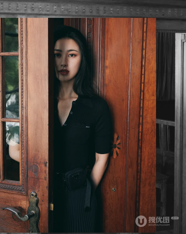 天生丽质，妩媚动人，女生朱珠全黑look紧身衣百叶裙气质室内图片