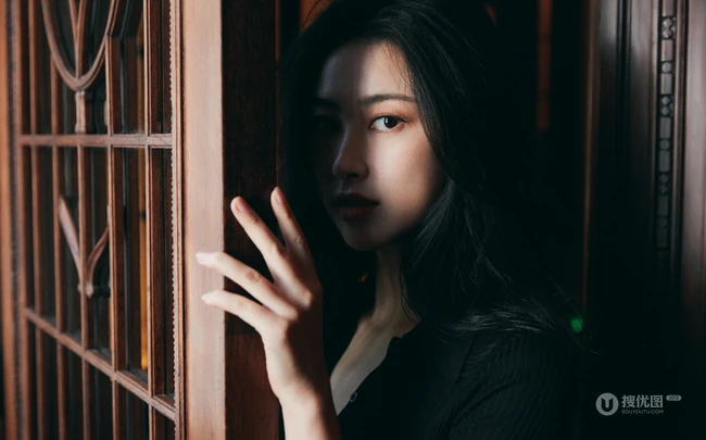天生丽质，妩媚动人，女生朱珠全黑look紧身衣百叶裙气质室内图片