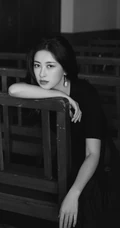 天生丽质，妩媚动人，女生朱珠全黑look紧身衣百叶裙气质室内图片