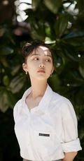 邓恩熙小清新文艺范悠闲写真，紧身白衫格子裙搭配清新十足
