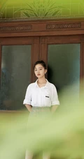 邓恩熙小清新文艺范悠闲写真，紧身白衫格子裙搭配清新十足
