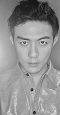 李泽锋帅气绑发发型登杂志写真，两套服饰诠释时尚有型男神风范
