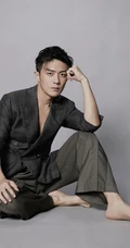 李泽锋帅气绑发发型登杂志写真，两套服饰诠释时尚有型男神风范