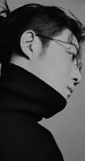 李泽锋帅气绑发发型登杂志写真，两套服饰诠释时尚有型男神风范