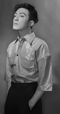 李泽锋帅气绑发发型登杂志写真，两套服饰诠释时尚有型男神风范