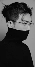 李泽锋帅气绑发发型登杂志写真，两套服饰诠释时尚有型男神风范