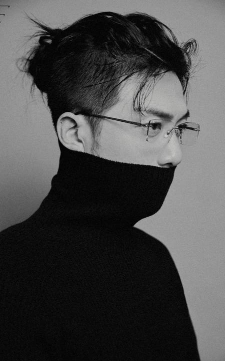 李泽锋帅气绑发发型登杂志写真，两套服饰诠释时尚有型男神风范