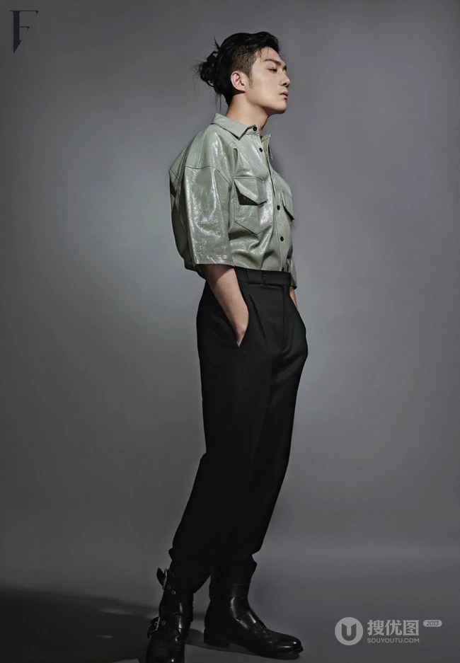 李泽锋帅气绑发发型登杂志写真，两套服饰诠释时尚有型男神风范
