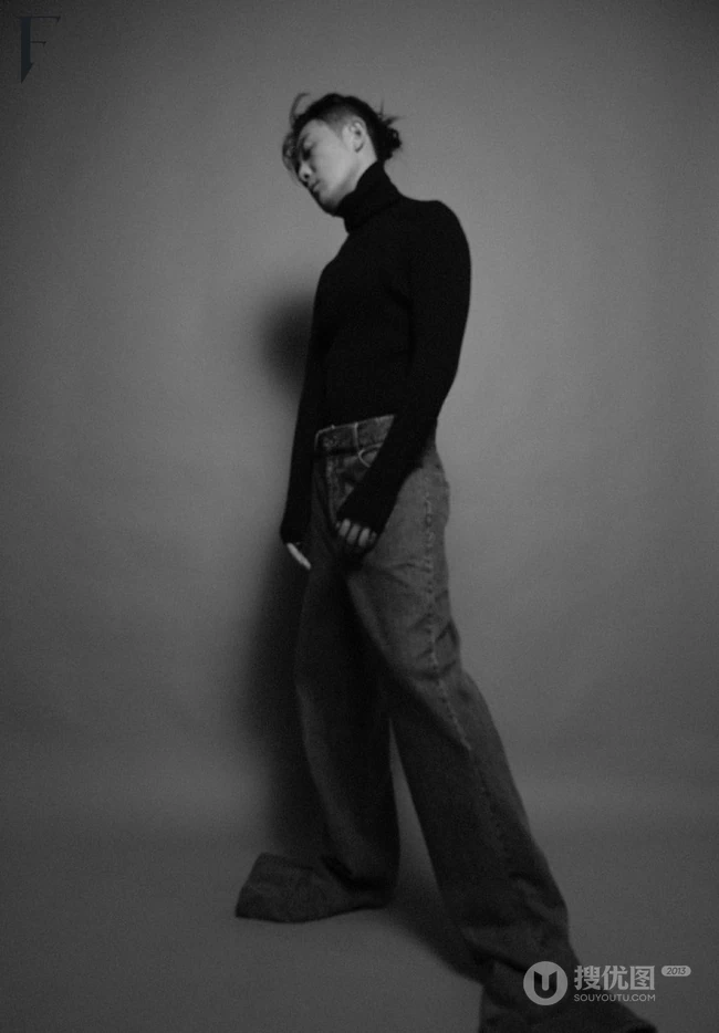 李泽锋帅气绑发发型登杂志写真，两套服饰诠释时尚有型男神风范