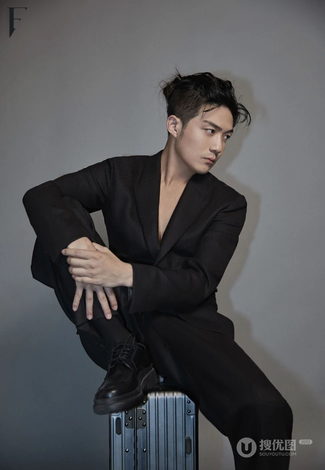 李泽锋帅气绑发发型登杂志写真，两套服饰诠释时尚有型男神风范