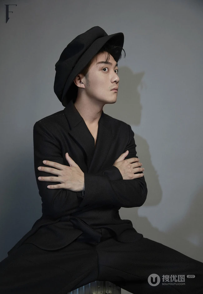 李泽锋帅气绑发发型登杂志写真，两套服饰诠释时尚有型男神风范