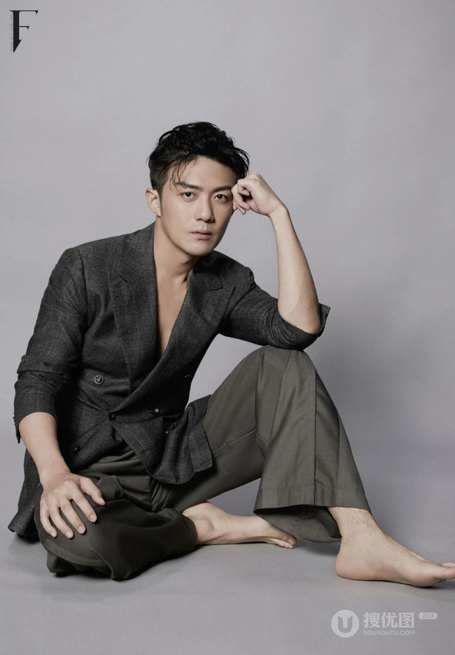 李泽锋帅气绑发发型登杂志写真，两套服饰诠释时尚有型男神风范