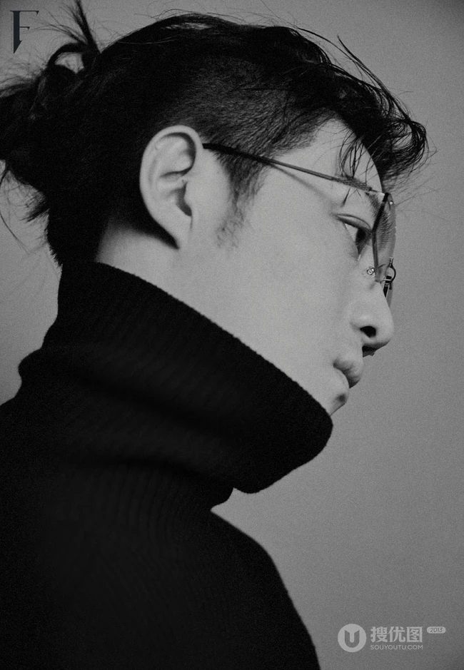 李泽锋帅气绑发发型登杂志写真，两套服饰诠释时尚有型男神风范