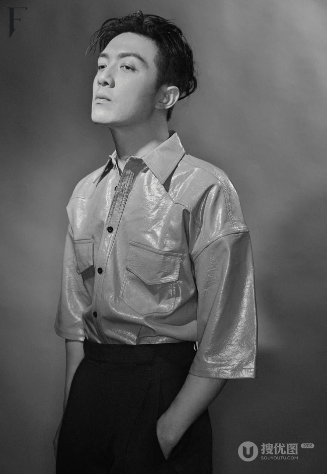 李泽锋帅气绑发发型登杂志写真，两套服饰诠释时尚有型男神风范
