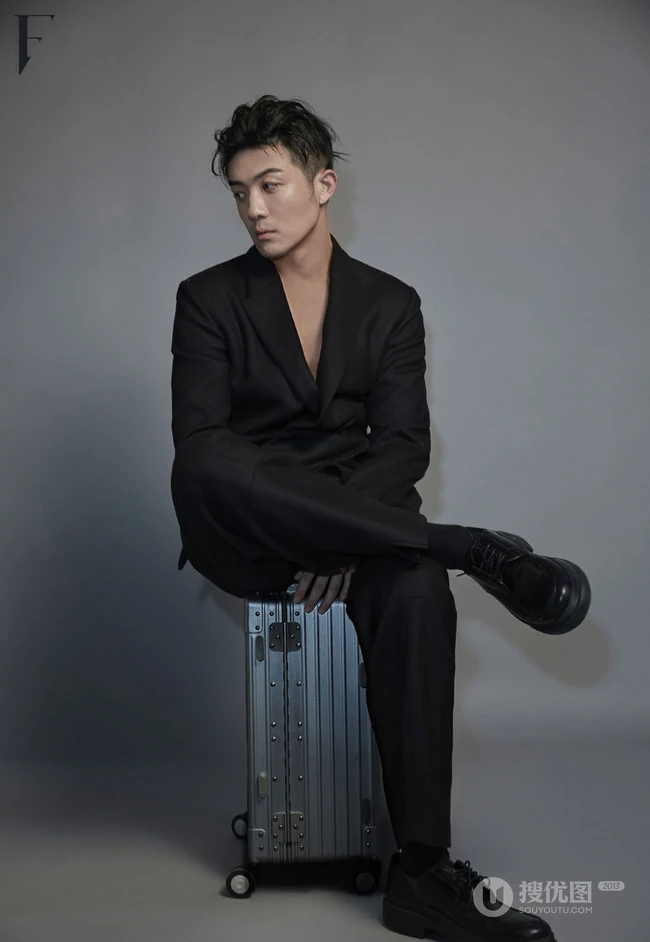 李泽锋帅气绑发发型登杂志写真，两套服饰诠释时尚有型男神风范