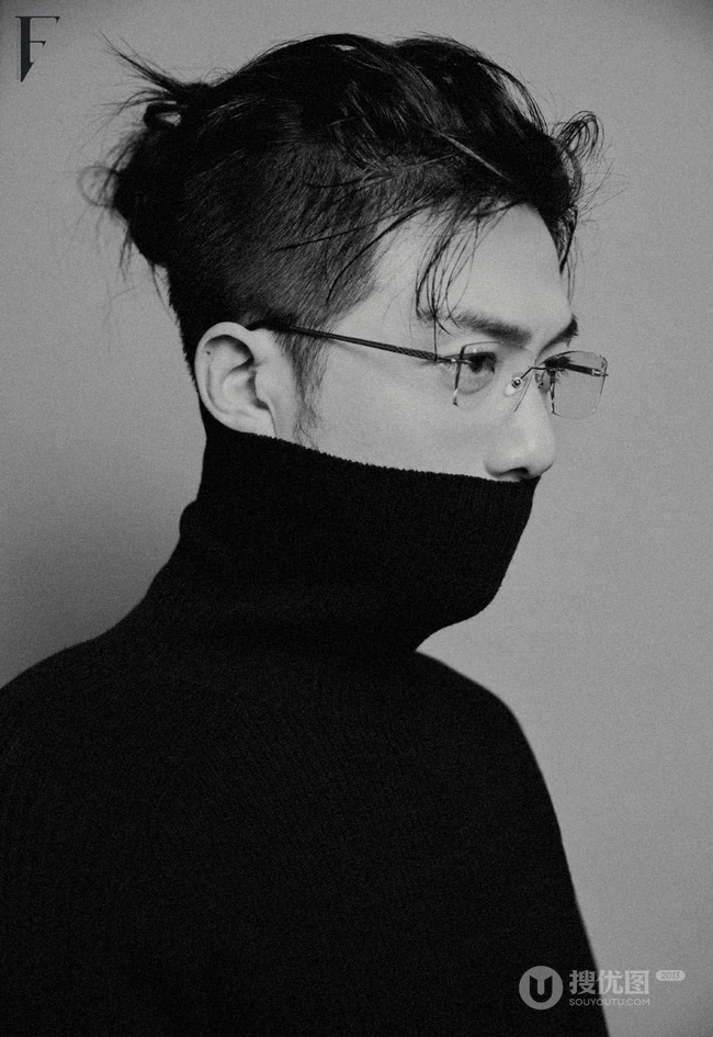 李泽锋帅气绑发发型登杂志写真，两套服饰诠释时尚有型男神风范