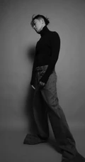 李泽锋帅气绑发发型登杂志写真，两套服饰诠释时尚有型男神风范