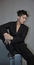 李泽锋帅气绑发发型登杂志写真，两套服饰诠释时尚有型男神风范