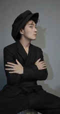 李泽锋帅气绑发发型登杂志写真，两套服饰诠释时尚有型男神风范