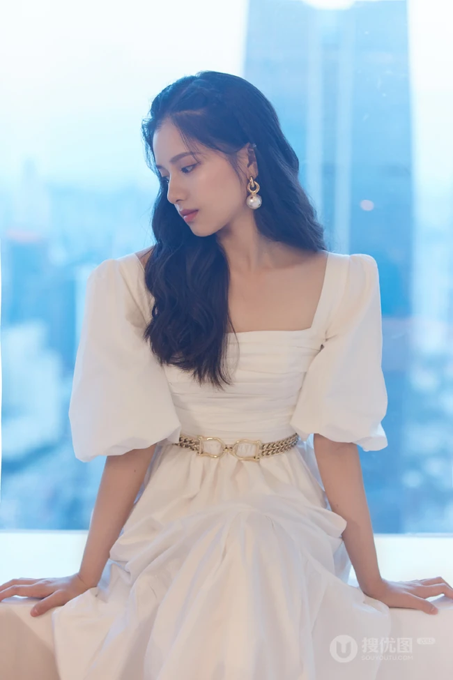湘妹子张婧仪超美气质长发，仙气白裙优雅写真图片