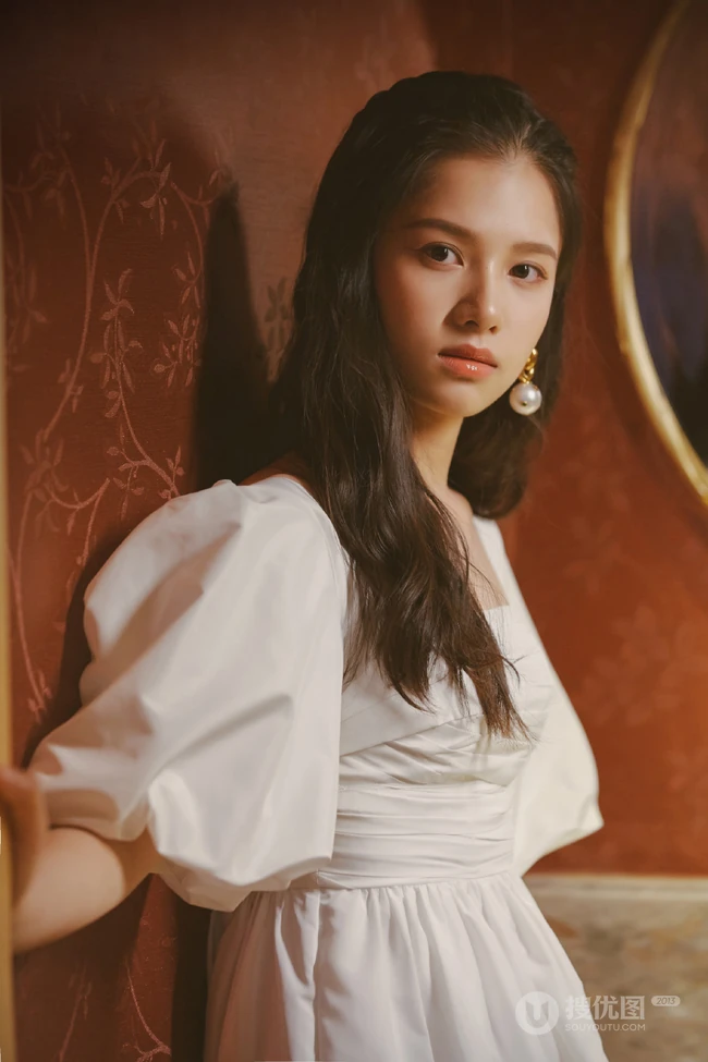 湘妹子张婧仪超美气质长发，仙气白裙优雅写真图片